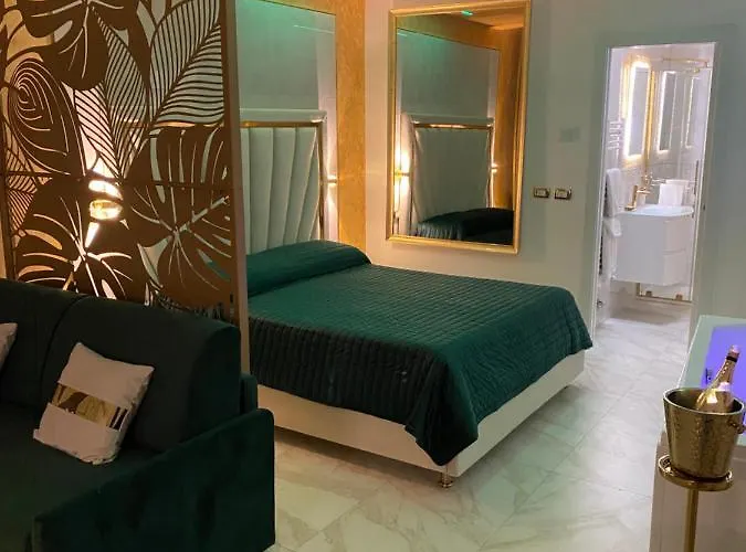 Fashion Gold With Jacuzzi & Car Garage Apartment