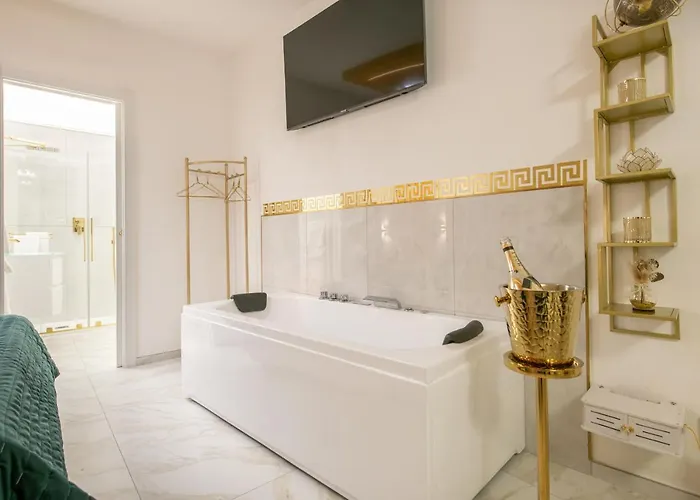 Fashion Gold With Jacuzzi & Car Garage Apartment