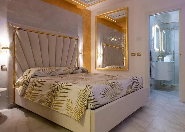 Fashion Gold With Jacuzzi & Car Garage Apartment