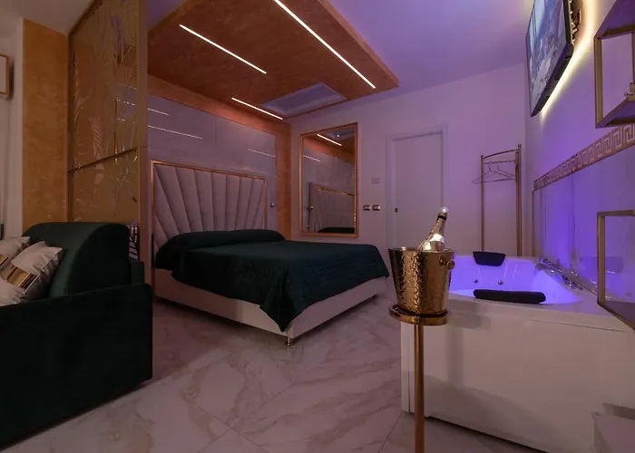 Fashion Gold With Jacuzzi & Car Garage Apartment *