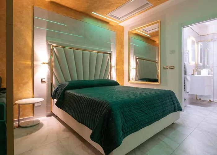 Fashion Gold With Jacuzzi & Car Garage Apartment