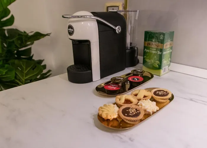 Fashion Gold With Jacuzzi & Car Garage Apartment *