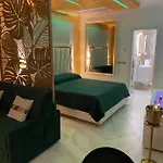 Fashion Gold With Jacuzzi & Car Garage Apartament