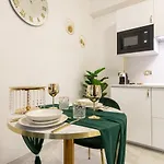 Fashion Gold With Jacuzzi & Car Garage Apartament