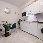 Fashion Gold With Jacuzzi & Car Garage