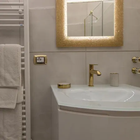 アパート Fashion Gold With Jacuzzi & Car Garage ボローニャ