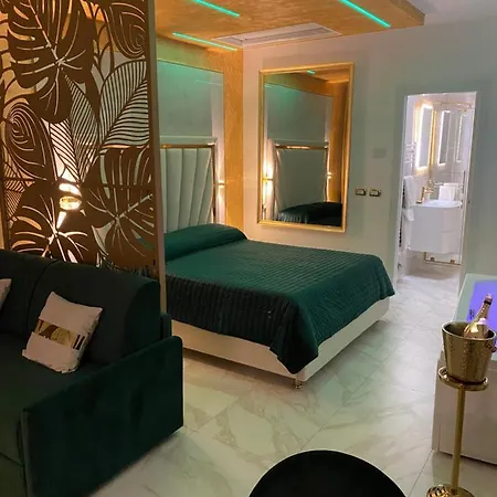 Fashion Gold With Jacuzzi & Car Garage Apartment