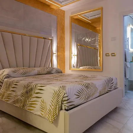 Fashion Gold With Jacuzzi & Car Garage Apartment