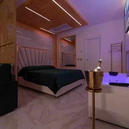 Fashion Gold With Jacuzzi & Car Garage Apartment *