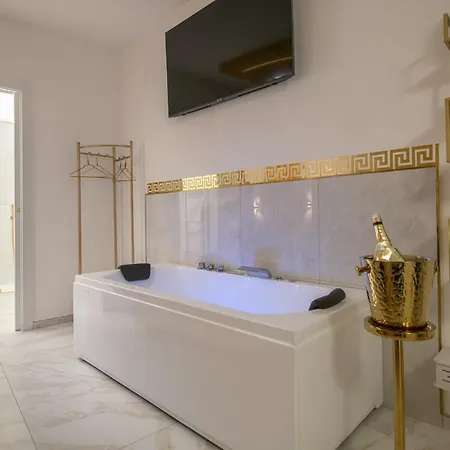Fashion Gold With Jacuzzi & Car Garage Apartment *