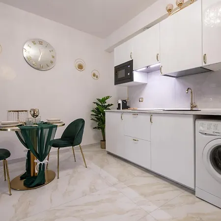 Fashion Gold With Jacuzzi & Car Garage