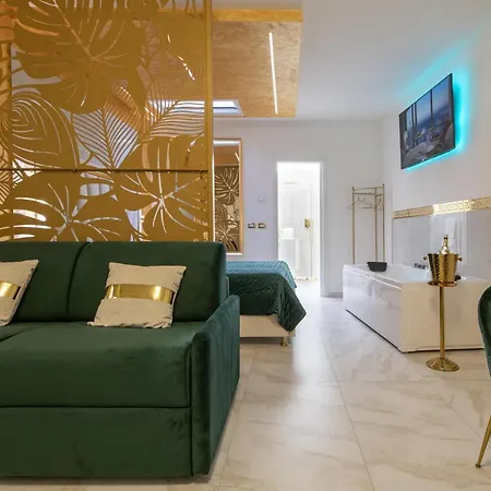 Fashion Gold With Jacuzzi & Car Garage *