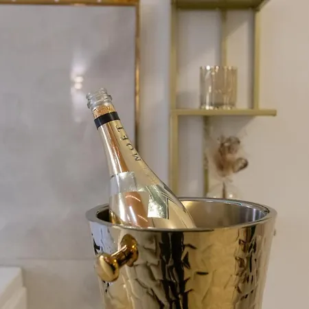 Fashion Gold With Jacuzzi & Car Garage Apartment Bologna