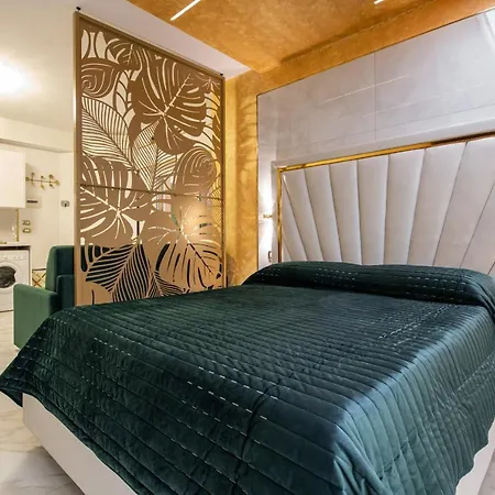 Fashion Gold With Jacuzzi & Car Garage Apartment *