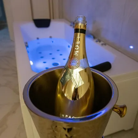 Apartment Fashion Gold With Jacuzzi & Car Garage