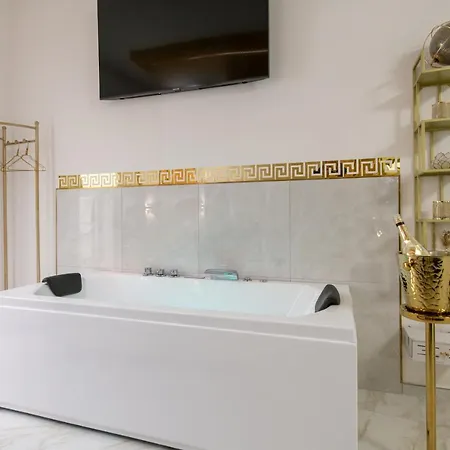 Fashion Gold With Jacuzzi & Car Garage Apartman *