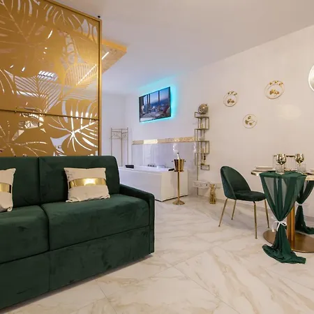 Fashion Gold With Jacuzzi & Car Garage Apartament