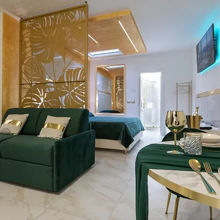 Fashion Gold With Jacuzzi & Car Garage Apartment