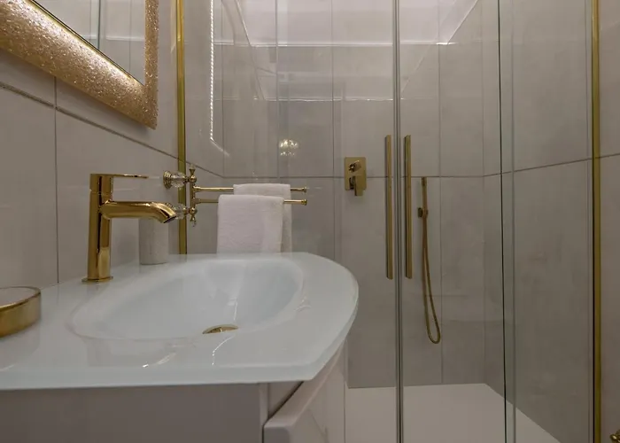 Fashion Gold With Jacuzzi & Car Garage *