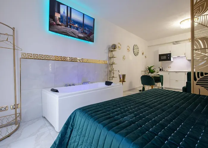 Fashion Gold With Jacuzzi & Car Garage Apartment