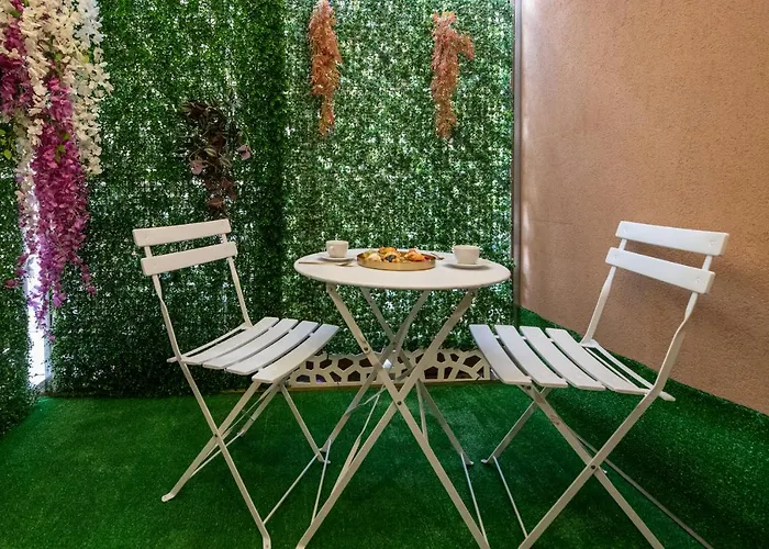 Fashion Gold With Jacuzzi & Car Garage Apartment