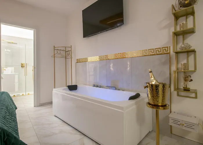 Fashion Gold With Jacuzzi & Car Garage Apartment *