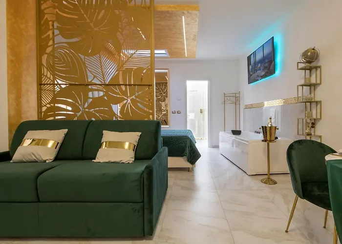 Fashion Gold With Jacuzzi & Car Garage *