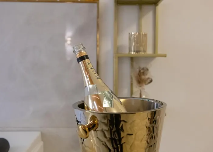 Fashion Gold With Jacuzzi & Car Garage Apartment Bologna