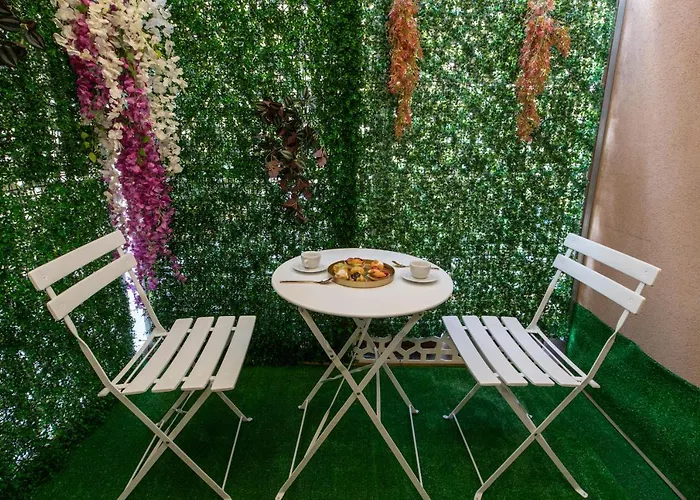 Fashion Gold With Jacuzzi & Car Garage Apartment