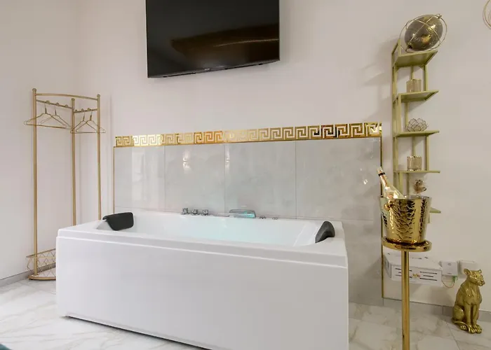 Fashion Gold With Jacuzzi & Car Garage Apartment *