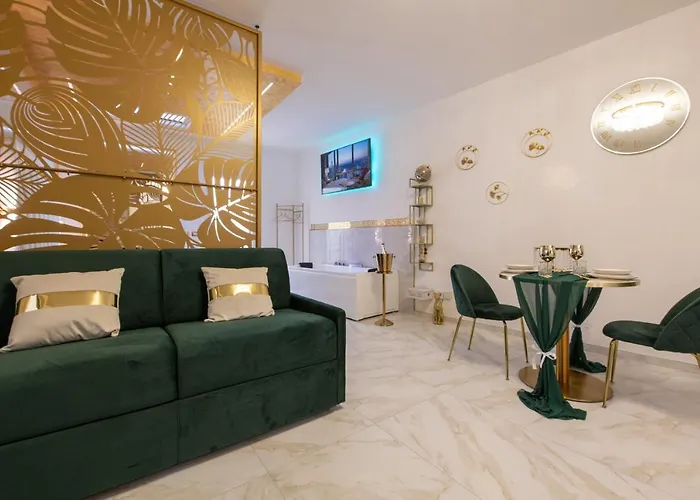 Fashion Gold With Jacuzzi & Car Garage Apartment