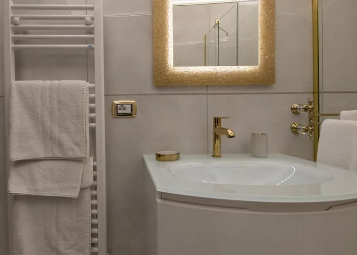 Apartment Fashion Gold With Jacuzzi & Car Garage Bologna