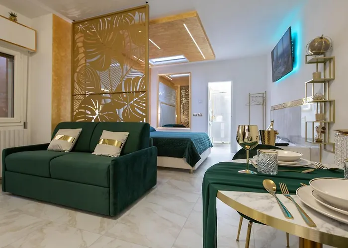 Fashion Gold With Jacuzzi & Car Garage Apartment