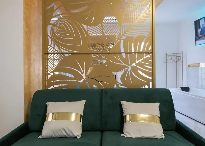 Fashion Gold With Jacuzzi & Car Garage