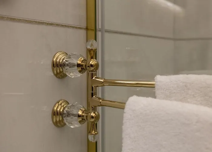 Fashion Gold With Jacuzzi & Car Garage Apartment