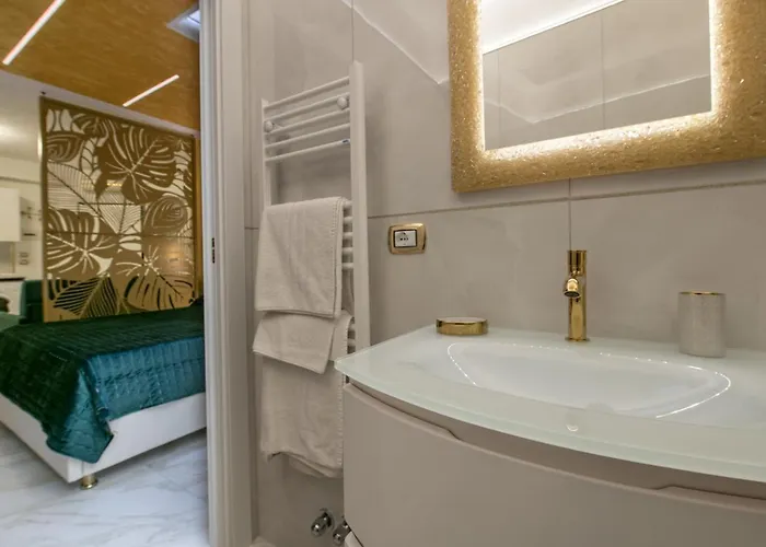 Fashion Gold With Jacuzzi & Car Garage Apartment *