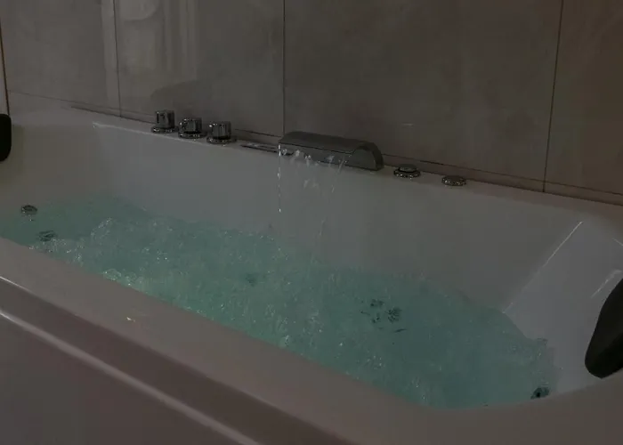 Fashion Gold With Jacuzzi & Car Garage Apartment *