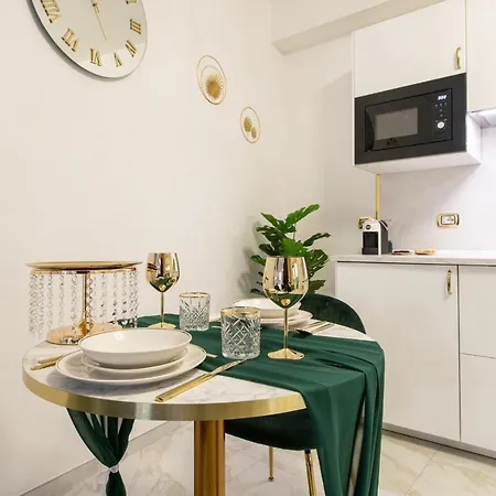 Fashion Gold With Jacuzzi & Car Garage Apartment