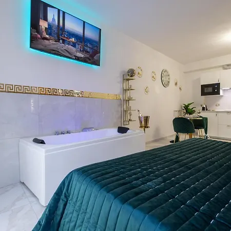 Fashion Gold With Jacuzzi & Car Garage Apartment