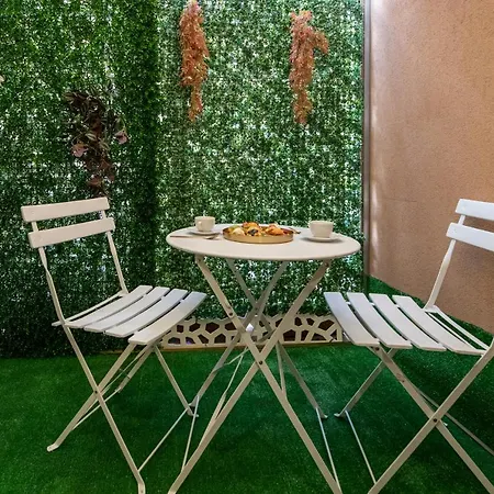 Fashion Gold With Jacuzzi & Car Garage Apartment