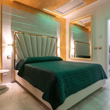 Fashion Gold With Jacuzzi & Car Garage Apartment