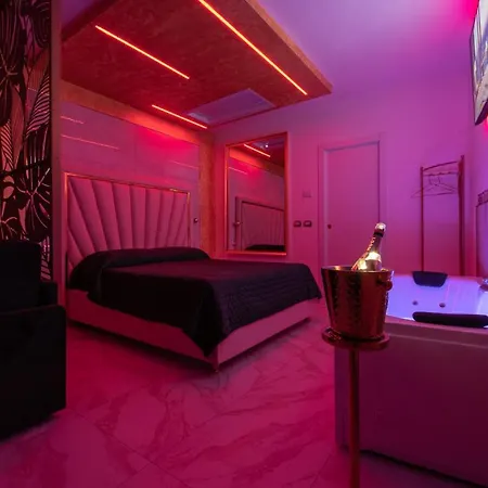 Fashion Gold With Jacuzzi & Car Garage *