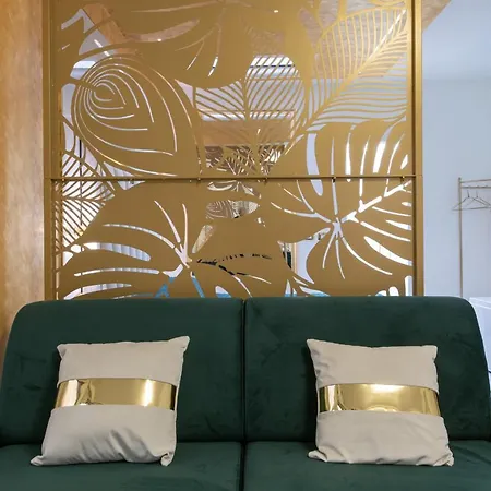 Fashion Gold With Jacuzzi & Car Garage