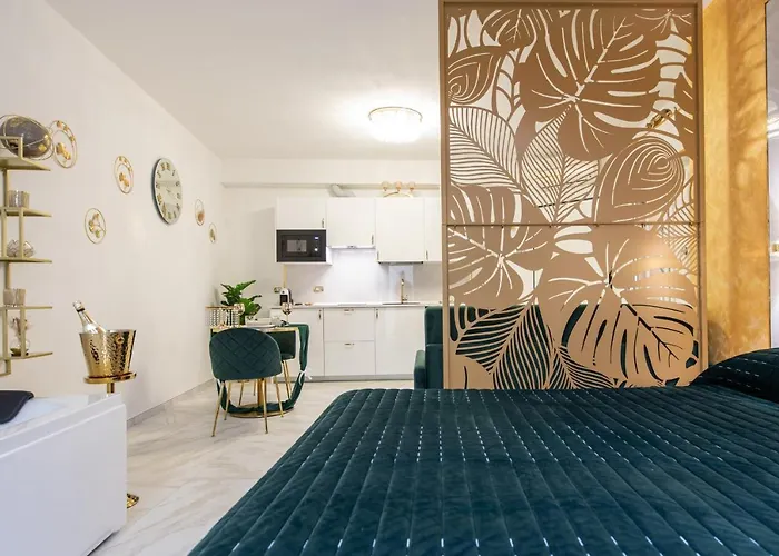 Fashion Gold With Jacuzzi & Car Garage Apartmán *